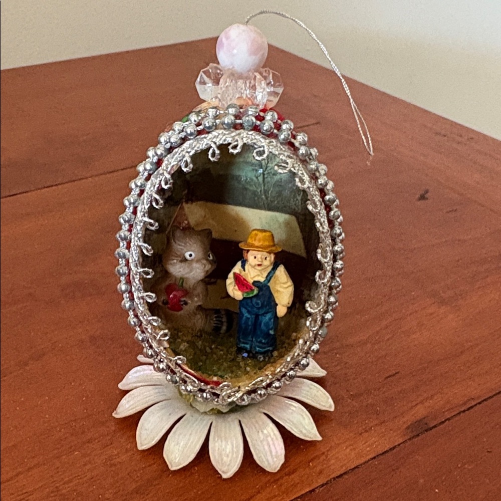 Handmade Christmas Egg Diorama Ornament Vintage Beaded Folk Art - Picture 2 of 9